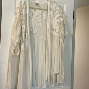H&M off white throw on kimono with beautiful pattern.